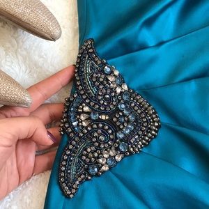 Eliza J off the shoulder Dress 👗
